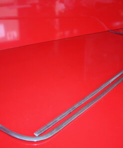 Profilato di fiancata sul parafango posteriore sinistro e destro (per vetture bicolore)